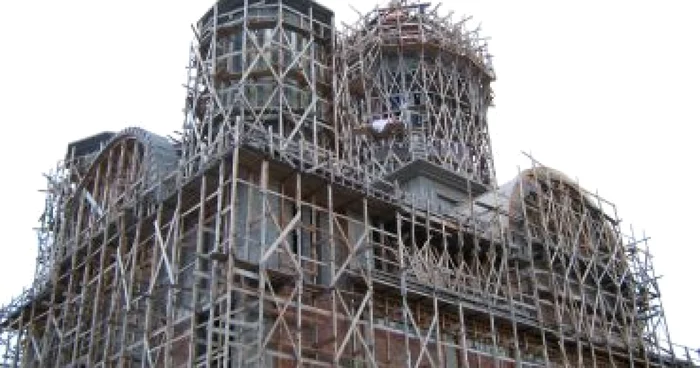 Turnu Severin: Catedrala Episcopală, pregătită pentru instalarea clopotelor turnate în Austria