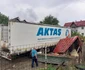 Un TIR a ieşit de pe şosea şi a intrat într-o gospodărie pe Valea Oltului la Călimăneşti - Vâlcea Foto ISU Vâlcea