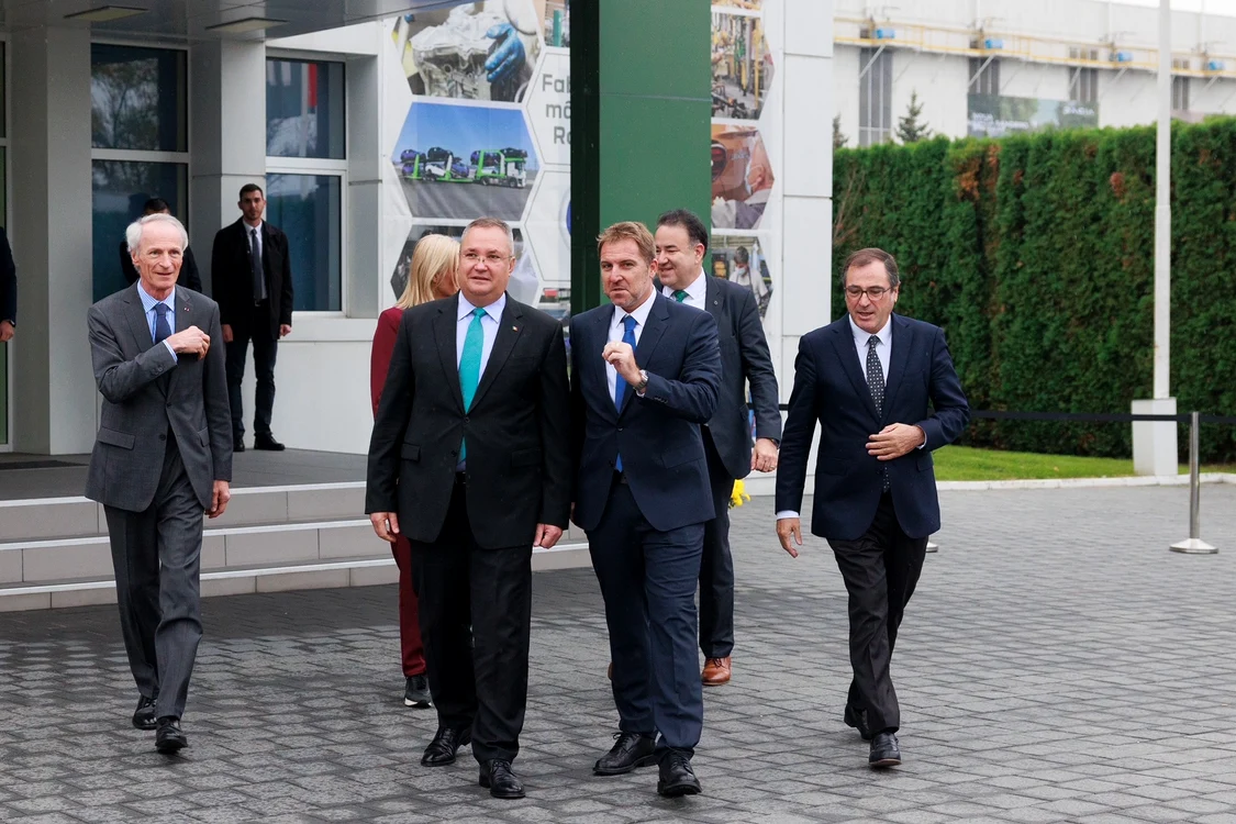 Premierul Nicolae Ciucă împreună cu șeful Renault, la Uzina Dacia Mioveni Foto gov.ro