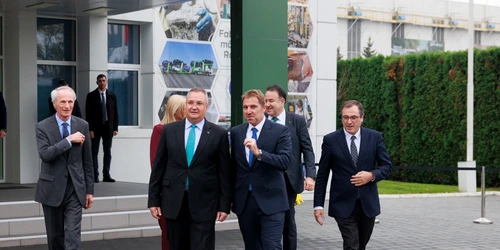 Ciucă la Dacia Mioveni impreuna cu managementul companiei Foto gov ro jpeg