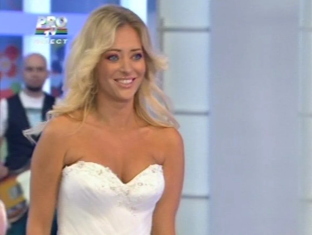 Delia a probat 3 rochii de mireasă (Foto: Captură video Pro TV)