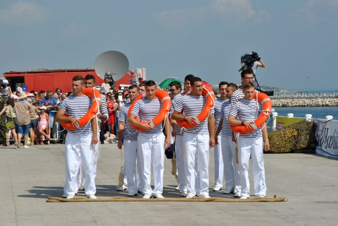 Jocurile marinăreşti, gustate de public FPTO navy.ro