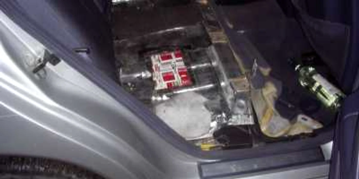 Poliţiştii de frontieră şi vameşii de la Siret au descoperit sub banchetă ţigările de contrabandă  Foto: DRAOV Iaşi