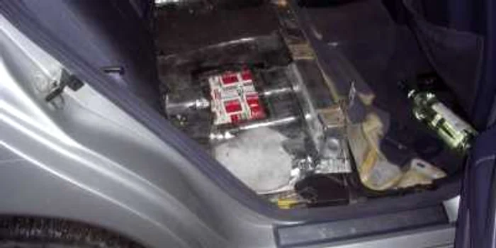 Poliţiştii de frontieră şi vameşii de la Siret au descoperit sub banchetă ţigările de contrabandă  Foto: DRAOV Iaşi