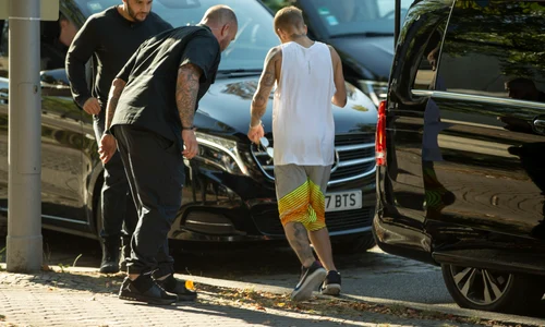 Justin Bieber purta haine lejere, fiind expus la o eventuală înțepătură de viespe jpeg