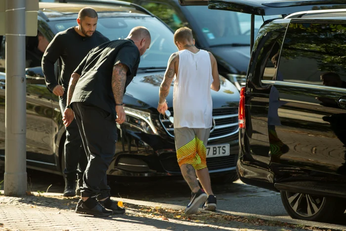 Justin Bieber purta haine lejere, fiind expus la o eventuală înțepătură de viespe