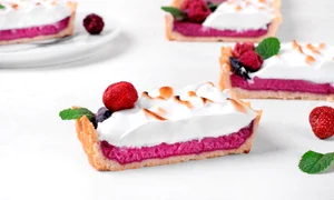 Tarta cu fructe si bezea  Sursa foto shutterstock 1994028971 jpg