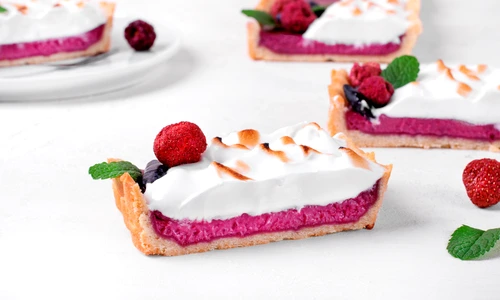 Tarta cu fructe si bezea  Sursa foto shutterstock 1994028971 jpg