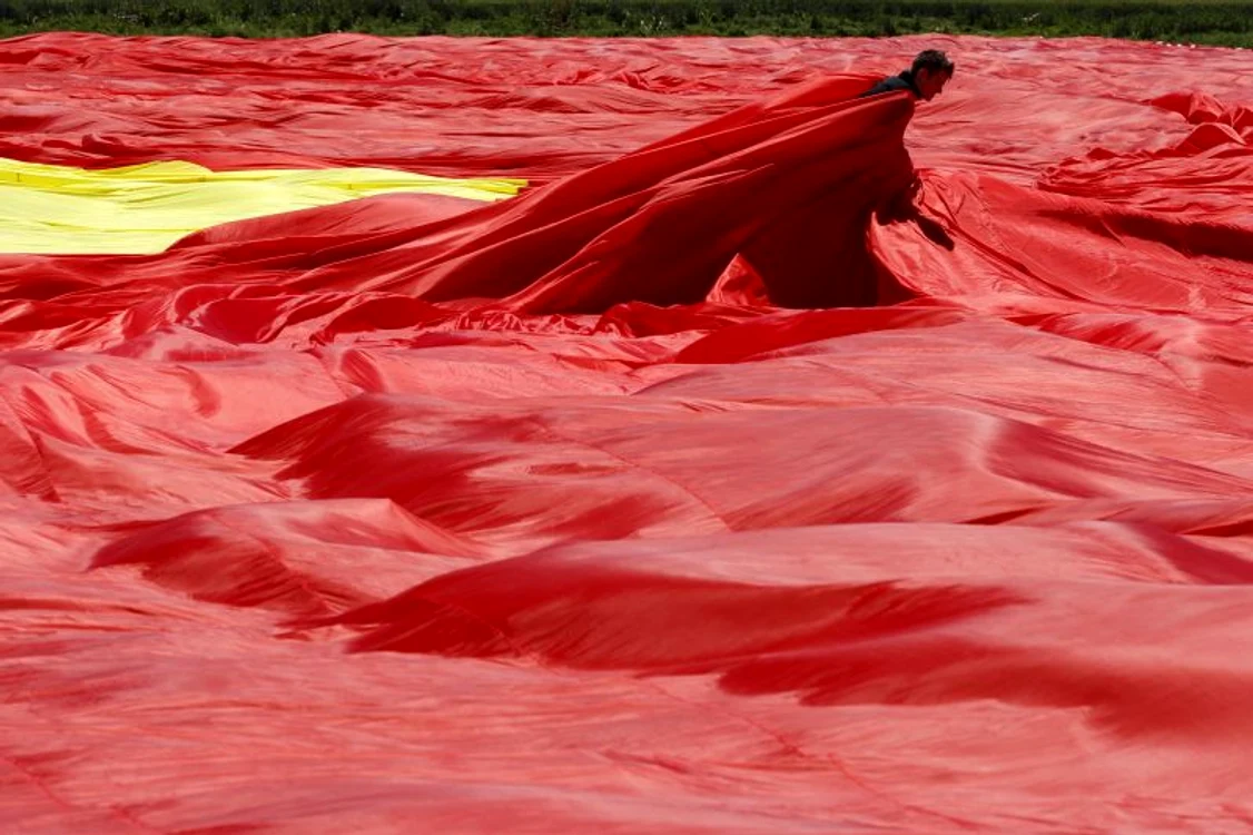 Cel mai mare drapel naţional din lume, expus la aerodromul Clinceni. (Foto: Bogdan Cristel/Reuters)