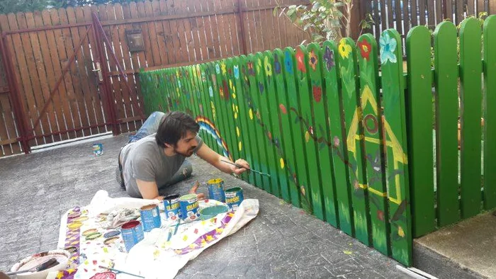 Tuncay Ozturk pictează