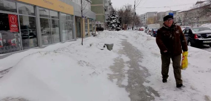 Gheaţa de pe trotuare continuă să pună probleme trecătorilor din Slatina şi nu numai (Foto: Mugurel Manea)