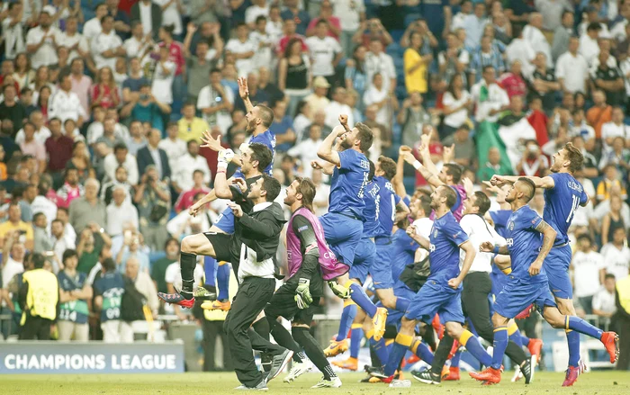 
    Suarez pare să se fi dezobişnuit  de acest nărav, dar vederea lui  Chiellini îi poate reaprinde  imaginaţia  