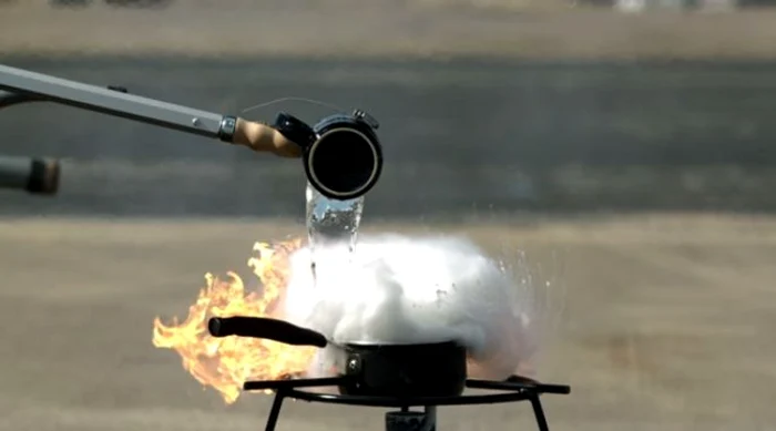 
    Dacă pui apă peste uleiul încins, rişti să produci o explozieCaptură Youtube  