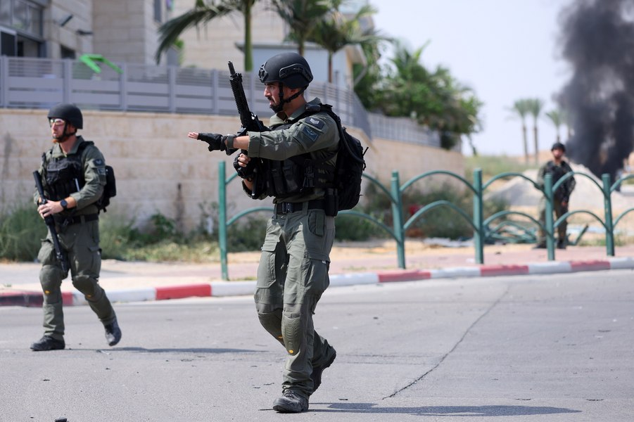 Femeie-soldat israeliană, grav rănită de un adolescent palestinian în Ierusalimul de Est. Atacatorul a fost ucis