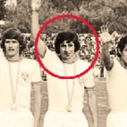 Cornel Dinu (în centru), încadrat de Alexandru Custov şi Dudu Georgescu şi de Mircea Lucescu şi Lajos Sătmăreanu