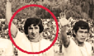 Cornel Dinu (în centru), încadrat de Alexandru Custov şi Dudu Georgescu şi de Mircea Lucescu şi Lajos Sătmăreanu