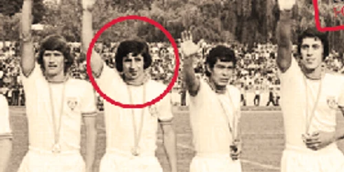 Cornel Dinu (în centru), încadrat de Alexandru Custov şi Dudu Georgescu şi de Mircea Lucescu şi Lajos Sătmăreanu