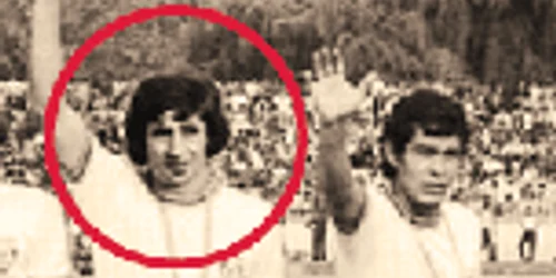 Cornel Dinu (în centru), încadrat de Alexandru Custov şi Dudu Georgescu şi de Mircea Lucescu şi Lajos Sătmăreanu