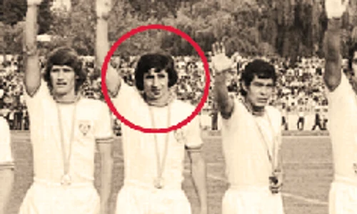 Cornel Dinu (în centru), încadrat de Alexandru Custov şi Dudu Georgescu şi de Mircea Lucescu şi Lajos Sătmăreanu