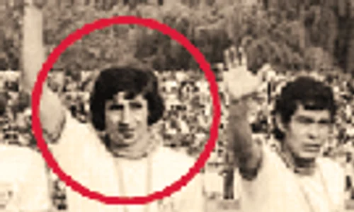 Cornel Dinu (în centru), încadrat de Alexandru Custov şi Dudu Georgescu şi de Mircea Lucescu şi Lajos Sătmăreanu