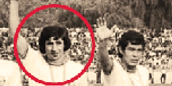 Cornel Dinu (în centru), încadrat de Alexandru Custov şi Dudu Georgescu şi de Mircea Lucescu şi Lajos Sătmăreanu