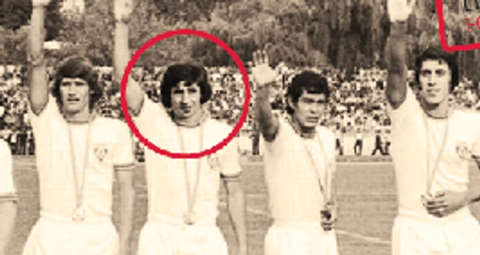 Dinu și Lucescu, în centru, pe când erau colegi  FOTO Arhiva foto