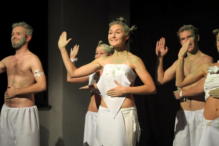 Imagine din spectacolul "Verde". FOTO: Thespis