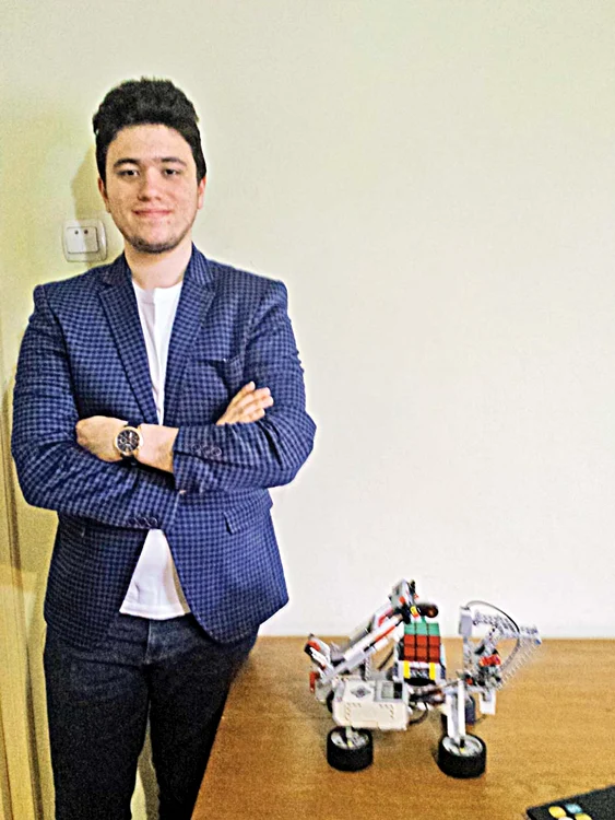 
    Roboţelul scanează întâi toate faţetele cubului, apoi îl răsuceşte  până când potriveşte culorile   