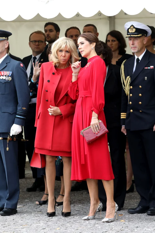 Brigitte Macron a ales o ținută roșie Louis Vuitton, iar Prințesa Mary, o rochie ce a amintit de stilul lui Kate Middleton