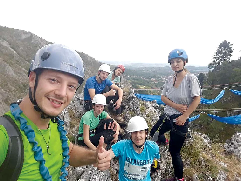 Temerarii pot trăi o aventură unică, suspendaţi între stânci
