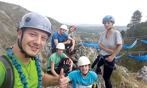 Temerarii pot trăi o aventură unică, suspendaţi între stânci jpeg