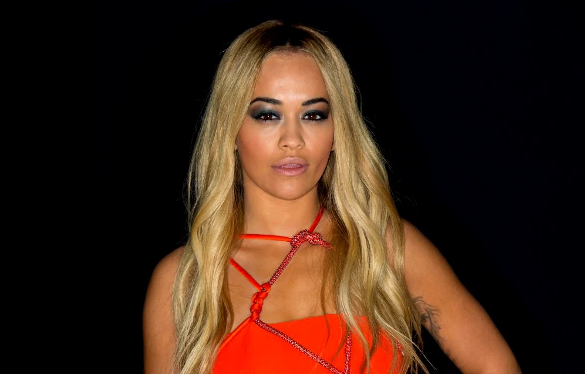 
    Rita Ora a fost invitată la prezentarea Versace de la Săptămâna Modei de la ParisFoto: Splashnews  