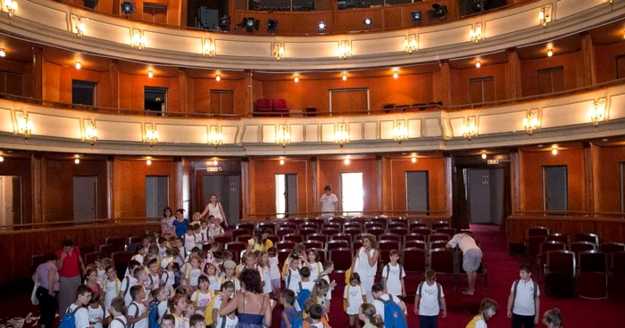 Copiii au vizitat sala mare a teatrului