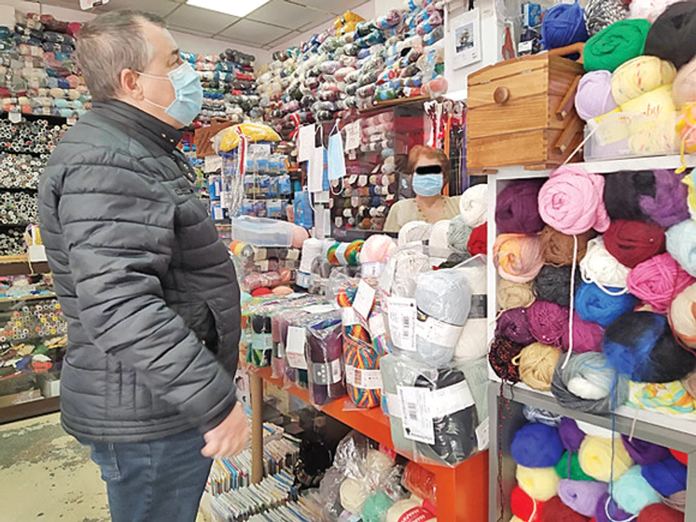 
    Vânzătoarea de  la mercerie  n-a întrebat nimic   