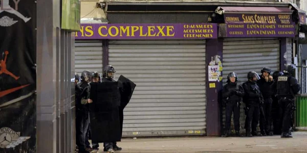 Operaţiune antiteroristă în suburbia Saint Denis din Paris FOTO AP