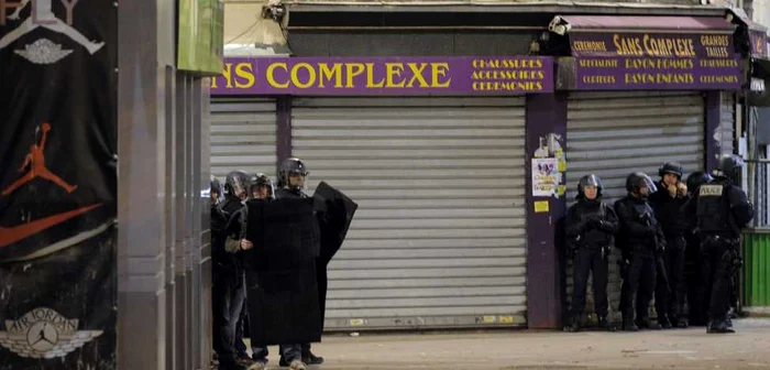 Forţe de poliţie în zona Saint-Denis din Franţa, după atentatele din 13 noiembrie 2015 FOTO AP