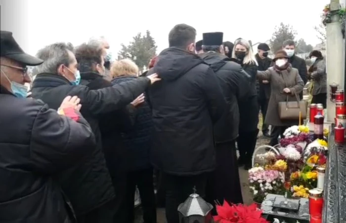 
    După slujba din cimitir, rudele și prietenii au mers la un local din Craiova  