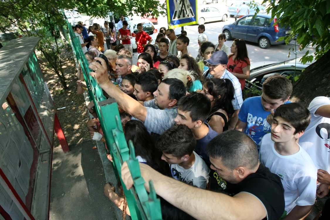 
    Elevii au emoţii înaintea afişării rezultatelor (foto: Arhivă Click!)  