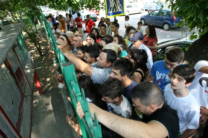 
    Elevii au emoţii înaintea afişării rezultatelor (foto: Arhivă Click!)  