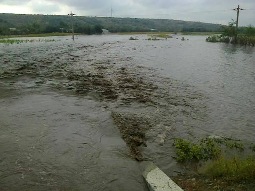 
    Toate porturile constănţene au fost închise navigaţiei din cauza vântului puternicFoto Click!  