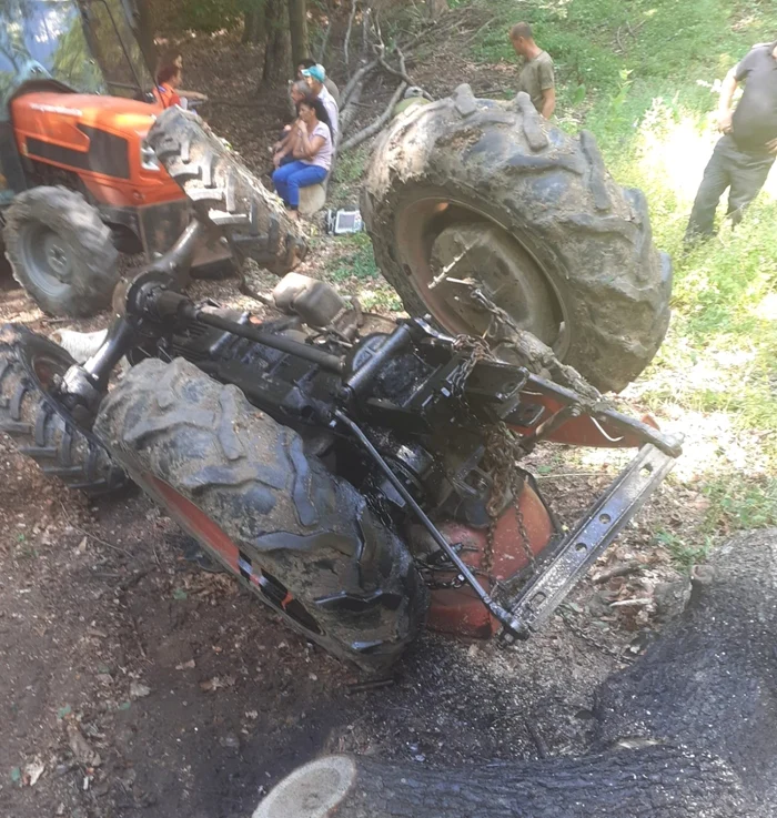 Tractor sub care un şofer a murit strivit după ce acesta s-a răsturnat într-o pădure din Stroeşti - Vâlcea Foto ISU Vâlcea