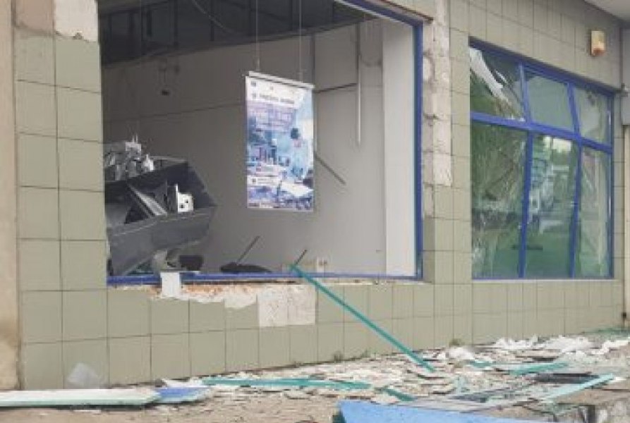 Un bancomat a fost aruncat în aer, în Arad. Hoții au plecat cu 200. 000 de lei, ei sunt căutați de Poliție VIDEO