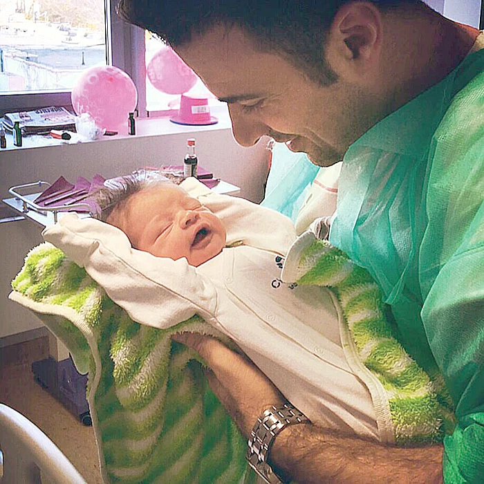 Cornel nu se mai dezlipește de bebelușa lui, Zara Ecaterina