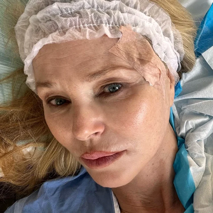 Christie Brinkley pe patul de spital