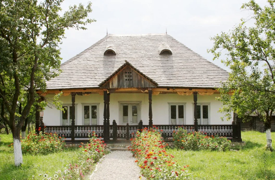Școala sătească din Comănești-Bacău a fost adusă la Muzeul Golești FOTO Iustin Dejanu