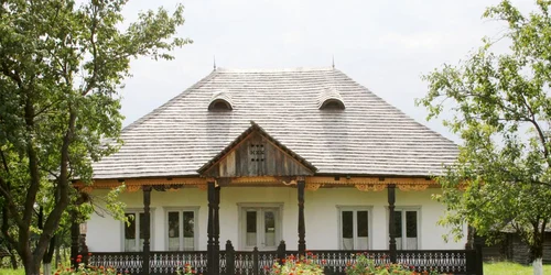 scoala sateasca comanesti foto Muzeul Golesti jpg