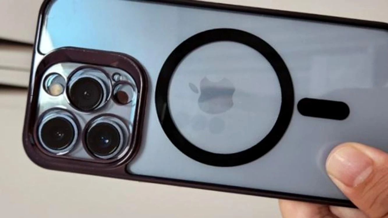 Modelul iPhone 13 Pro, într-o husă de iPhone 14 Pro. Foto: mobilissimo.ro