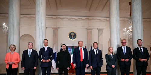 Poză de grup cu liderii europeni alături de Trump FOTO AFP