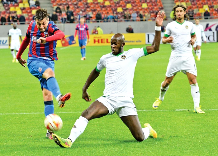 
    Rusescu (în stânga)  a fost cel mai  bun jucător al  Stelei în Liga EuropaFOTO: Răzvan Păsărică   