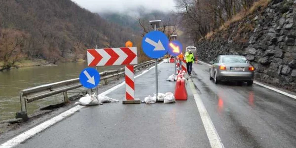 DN7 - E81 pe Valea Oltului - locul unde s-a surpat drumul după ce zidul de sprijin s-a prăbuşit în Olt la Câineni - Vâlcea Foto Adevărul